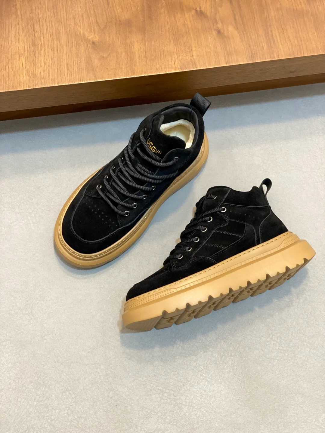 Men's shoes 💰740 UGG lace-up thick-soled sports shoes for men. Full of fashion, casual and versatile. The frosted upper is high-end without looking old-fashioned. The upper is waterproof and oil-proof, fashionable and easy to take care of. The lining is made of sheepskin. It is comfortable and warm. The upper foot is not bloated at all. Super fashionable Size: 39-44